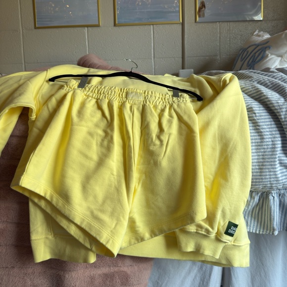 Daily drills lemonade crewneck and shorts set! Size XS/S - Picture 4 of 12